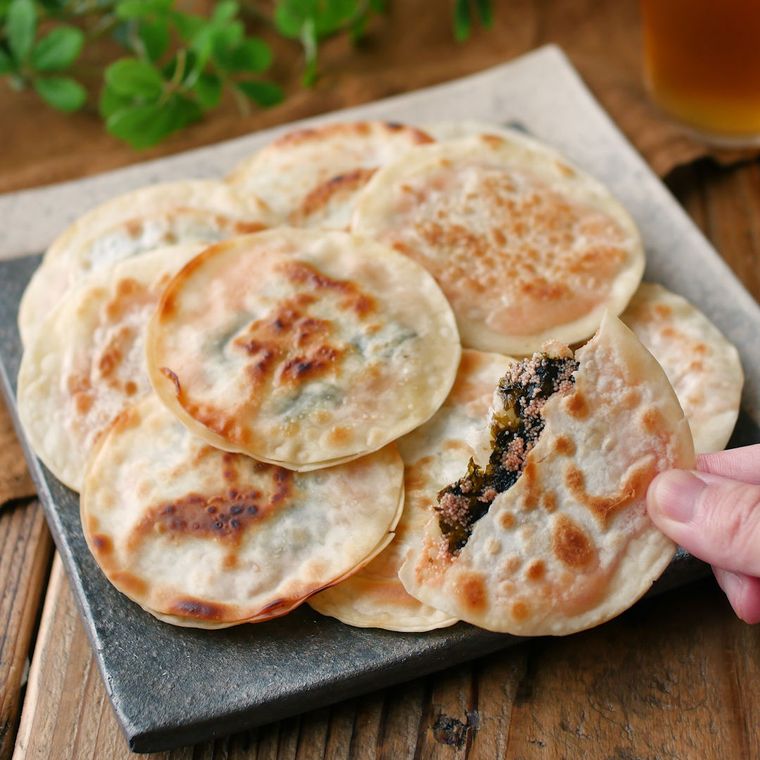 モノトーンの角皿に盛りつけられた明太のりチーズのはさみ餃子