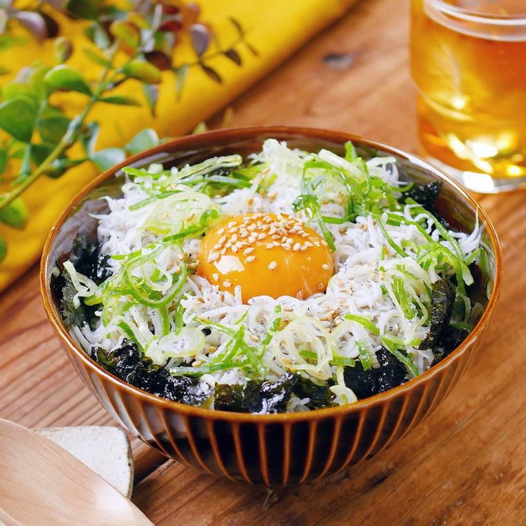 丼鉢に盛りつけられている韓国のりたっぷりな卵黄のせしらす丼