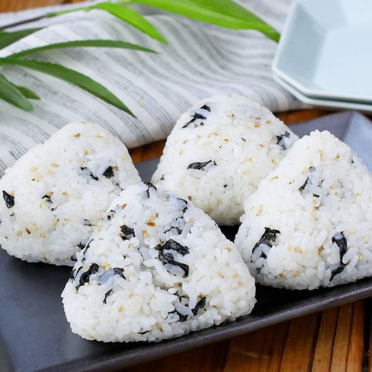 紺色の角皿に盛りつけられた韓国のりと白いりごま入りおにぎり