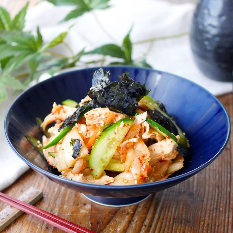 小鉢に盛りつけられた鶏ささみと韓国のり、きゅうりのキムチ和え