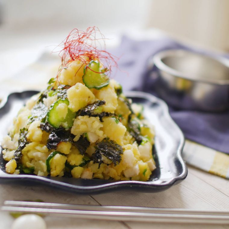 レースプレートに盛りつけられている韓国のり入りポテトサラダ