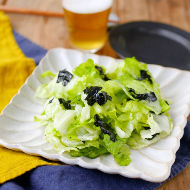 白い角皿に盛りつけられたレタスと韓国のりのにんにく風味サラダ