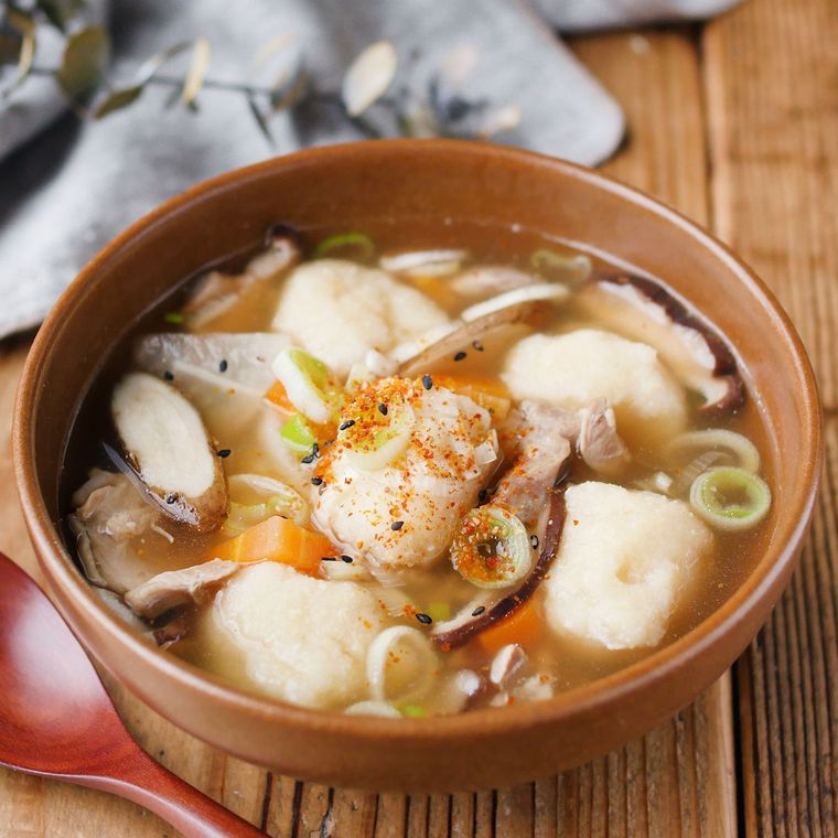 茶色いボウルに盛りつけられた具だくさんなおからすいとん汁