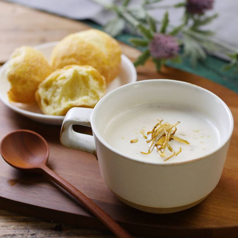 白いカップに盛りつけられたごぼうのコンソメミルクスープ