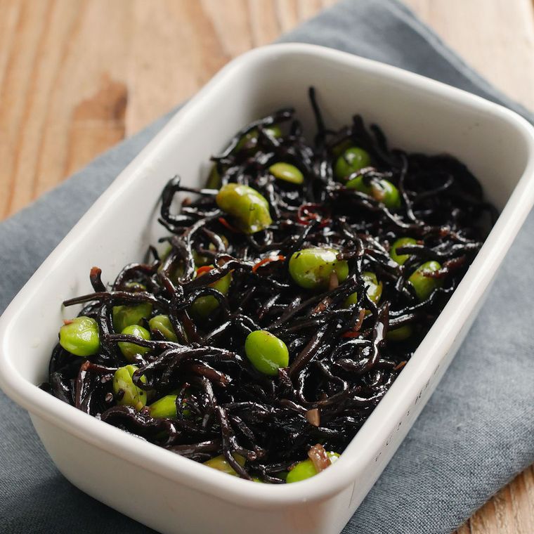 白い器に盛られたひじきと枝豆のペペロンチーノ
