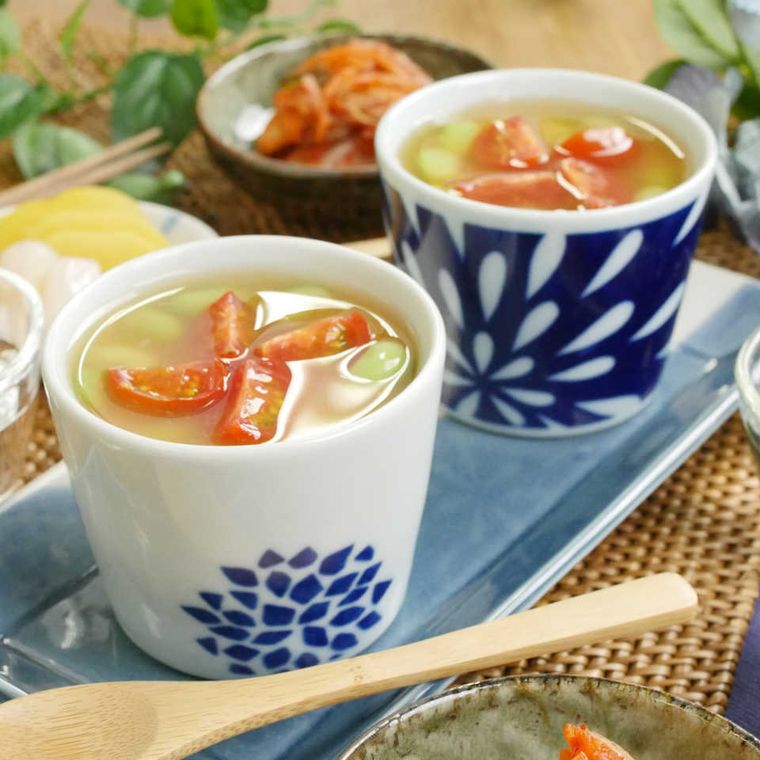 青い柄の器に盛られたひんやり卵豆腐の枝豆あんかけ