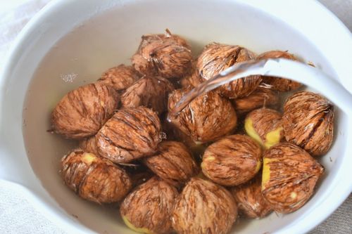 固い栗の皮がツルンとむける 面倒な皮むきを簡単にする冷凍テクニックを検証 Macaroni