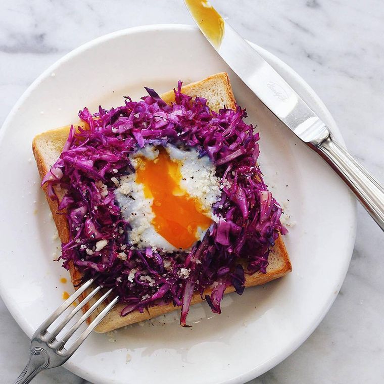 真ん中に卵がトッピングされた紫キャベツのパン