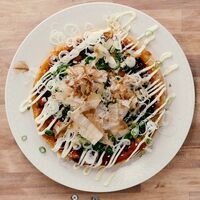 白い皿に盛られたたこ焼きケーキ