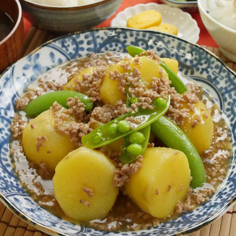 皿に盛られたじゃがいもと豚ひき肉のそぼろ煮
