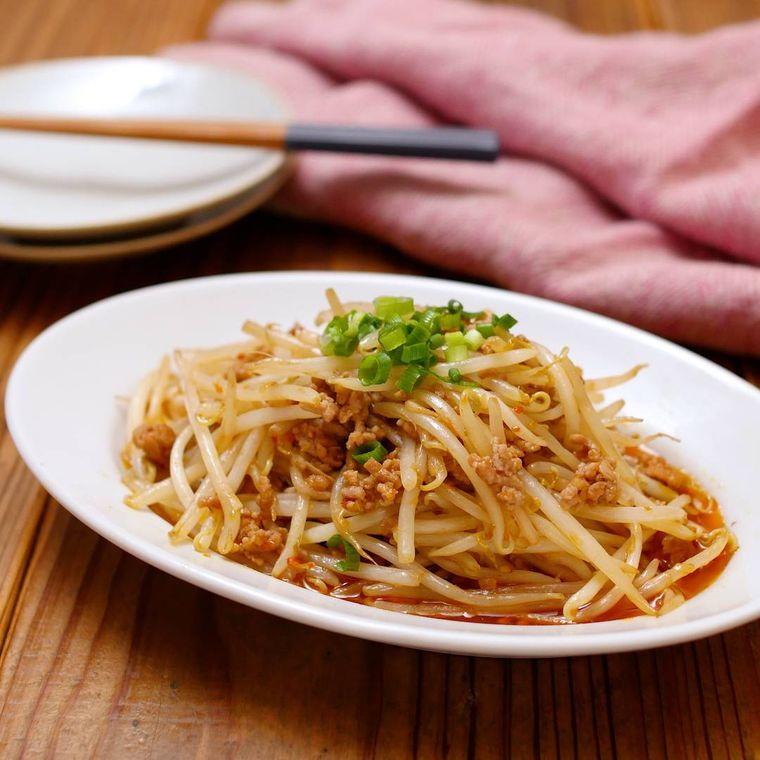 皿に盛られたもやしとひき肉の麻婆風炒め