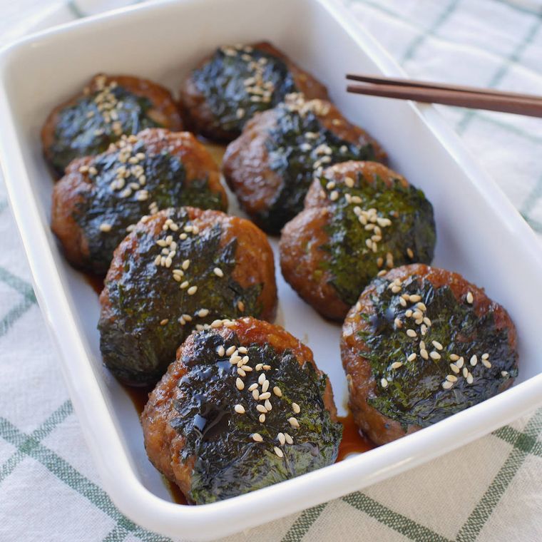 保存容器に入ったてりやき豚つくねのしそ巻き