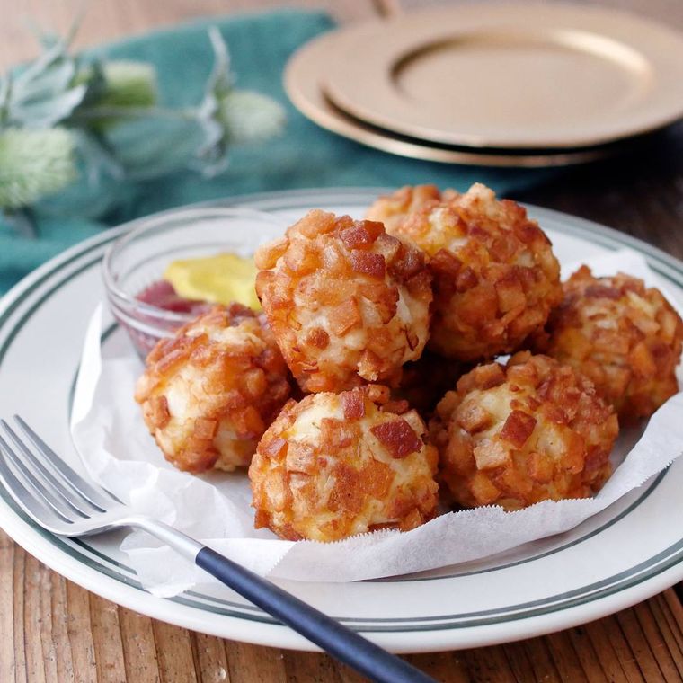 緑色の縁取りの白色の丸皿に盛られたサクサクチキンボール