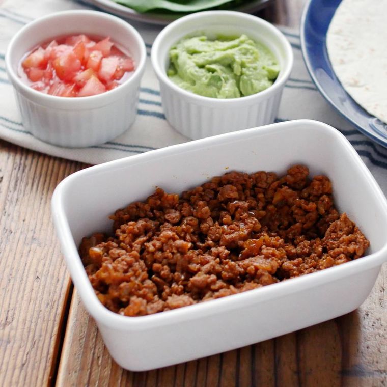白色の保存容器に入った自家製タコスミート