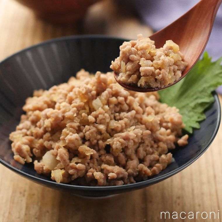 黒色の深皿に盛られたかけるしょうが焼き