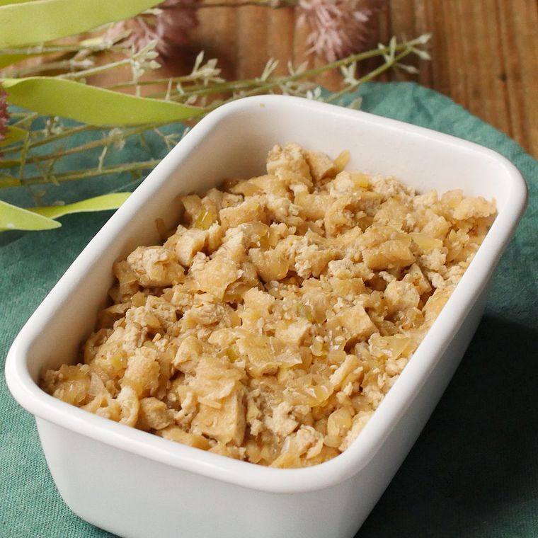 白色の保存容器に入った甘辛きつねそぼろ