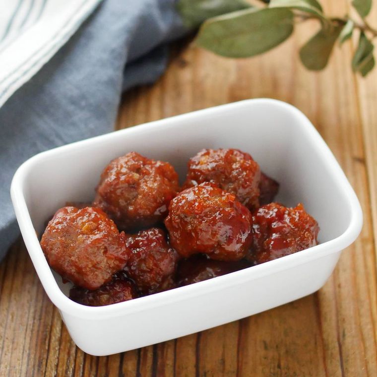 白色の保存容器に入ったミートボール