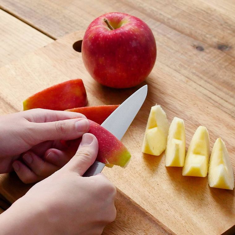 りんごを串切りにしている