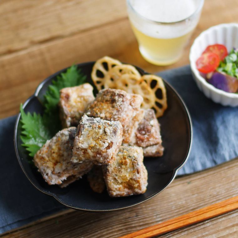 皿に盛られたさんまの竜田揚げ