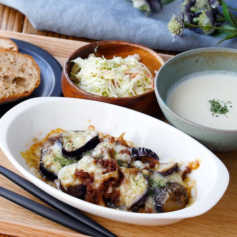 耐熱皿にのったなすのミートグラタン