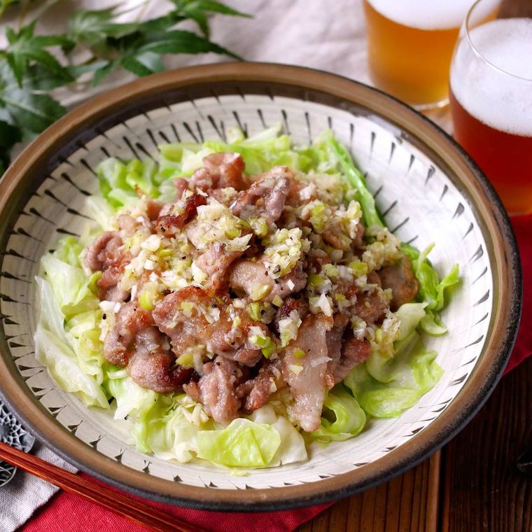 皿に盛られたカリカリ豚とキャベツの旨塩レモンだれ