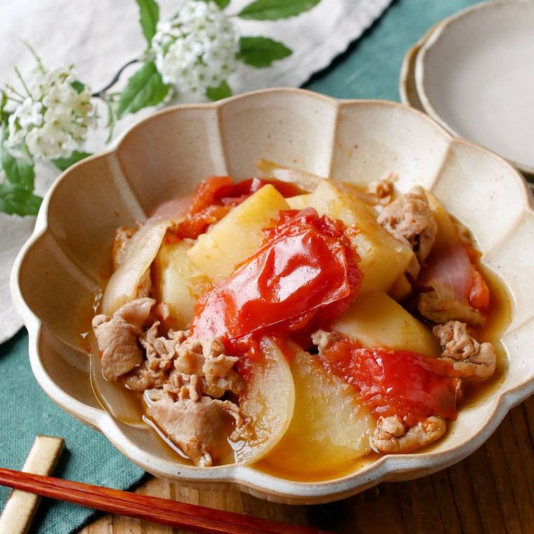 皿に盛られたトマト肉じゃが