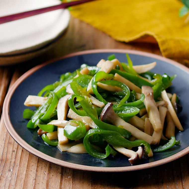 皿に盛られたエリンギとピーマンの甘辛炒め