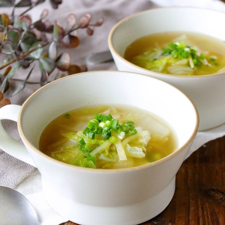 スープカップに盛られた生姜と白菜のスープ