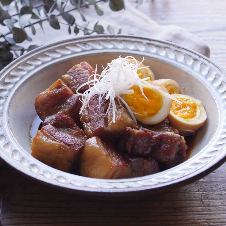 丸皿に盛り付けた豚の角煮