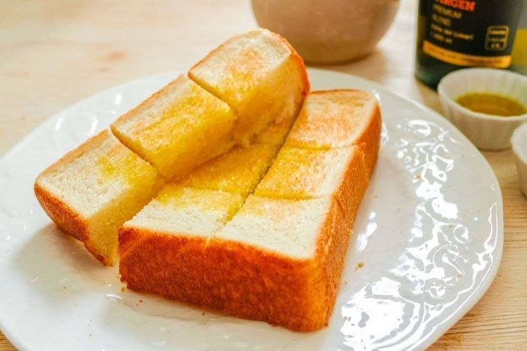 ふたつに裂いたオリーブオイルをかけた食パン