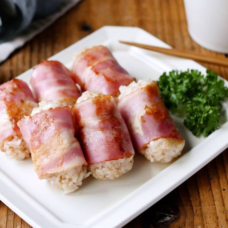 ベーコンが巻かれたおにぎり