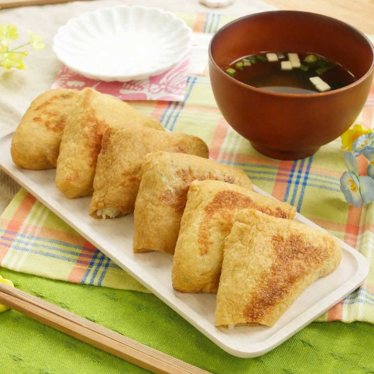 皿に盛られた焼きいなり寿司