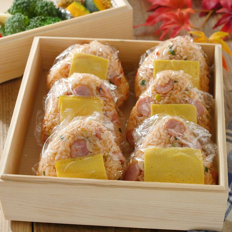 玉子巻きおにぎりが入ったお弁当箱