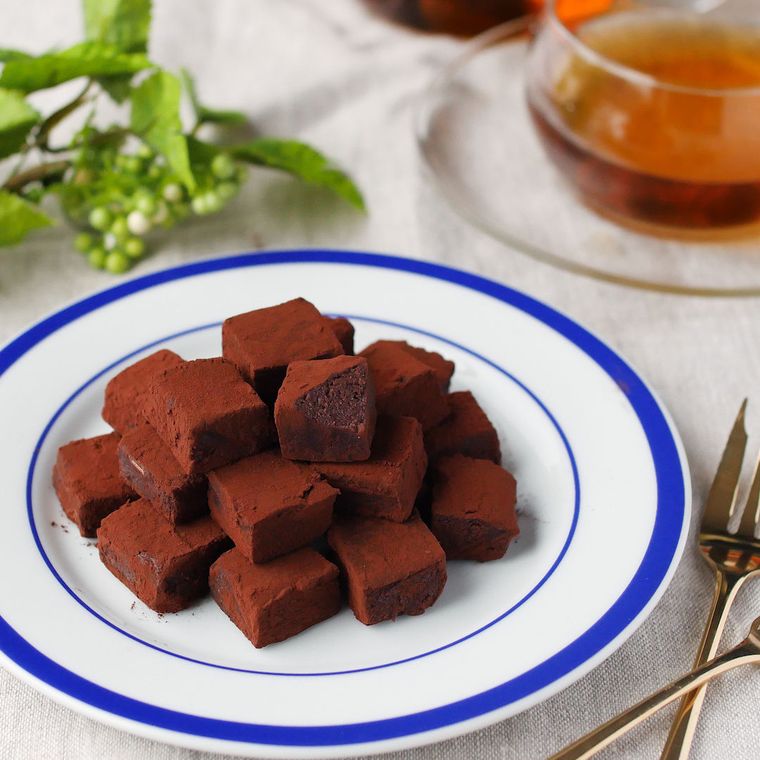 青いラインが入った丸皿に盛り付けた豆腐の生チョコ