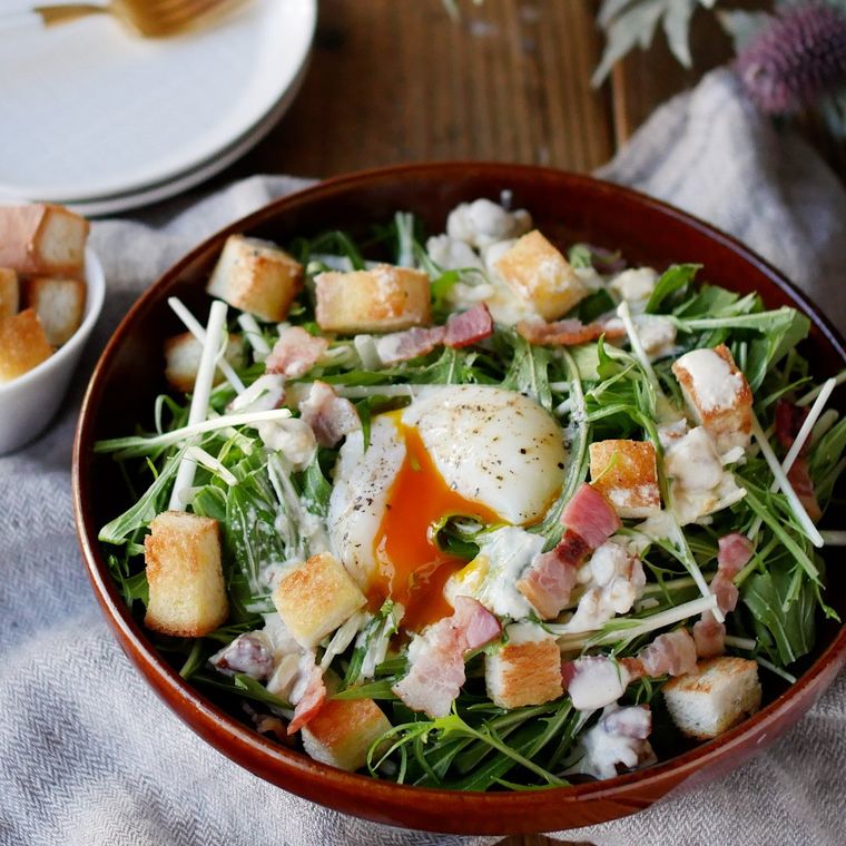 木の器に盛り付けたシーザードレッシングサラダ