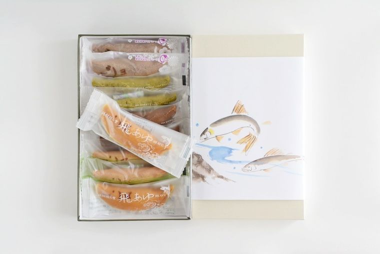 パッケージを開封した鮎菓子彩りセット小