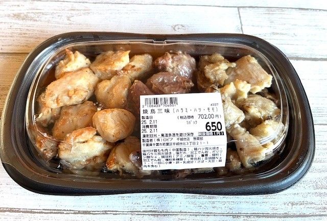 モモ、ハツ、ハラミの焼き鳥がテーブルに置かれている