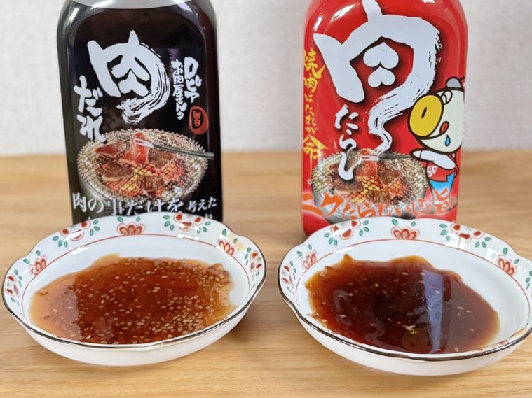 ロピアの焼き肉のタレ2種のパッケージと中身が並ぶ様子