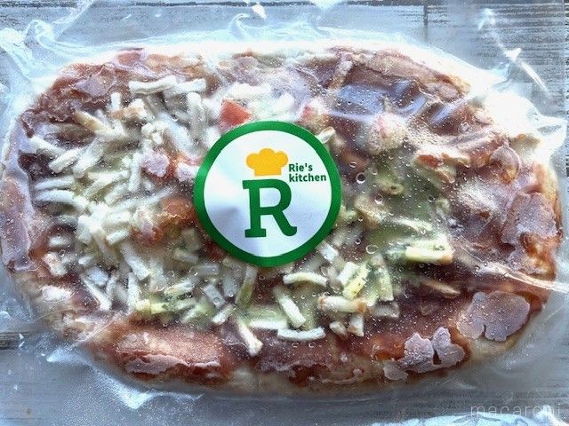 冷凍庫から出したばかりの冷凍ピザ