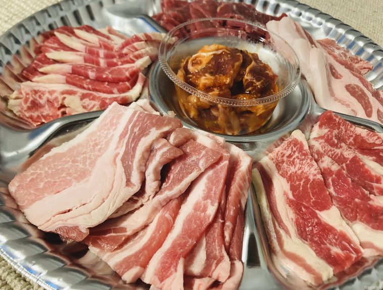 牛肉、豚肉のバラ肉やロース肉が並べられている