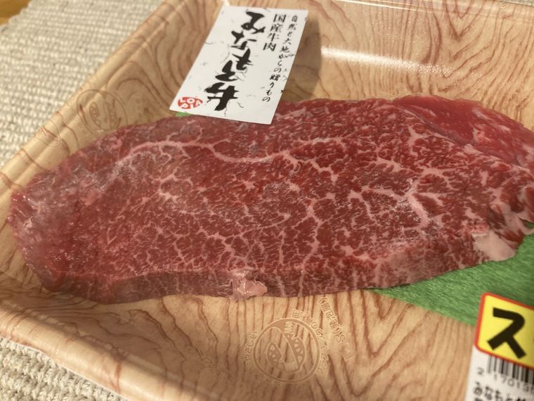 きれいなサシ入りのステーキ用の牛肉