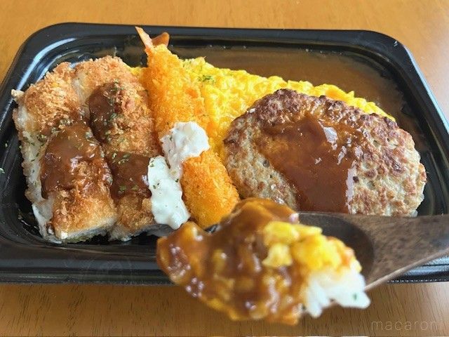 スプーンにのせた半熟卵、ごはん、カレーライス