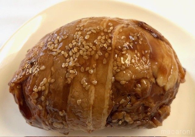 大きな肉巻きおにぎりが皿の上に置かれている