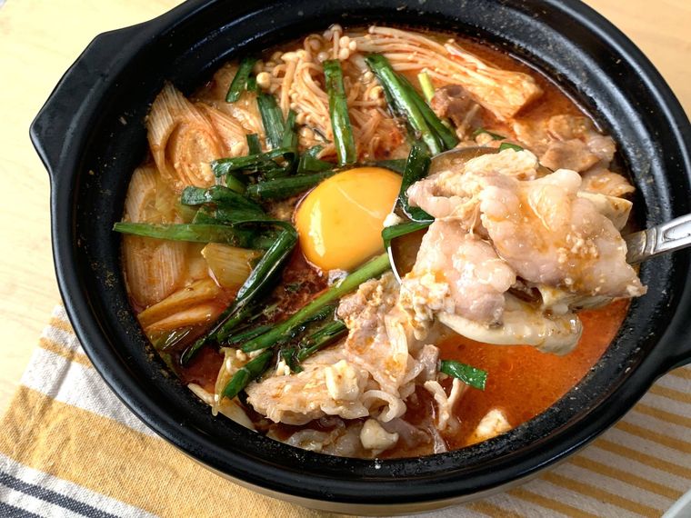 ロピアスンドゥブチゲの素で作ったスンドゥブチゲの具材をおたまじゃくしで持ち上げる様子