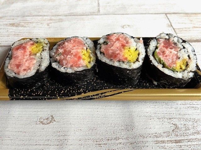 テーブルの上に置かれたほぼ具だけの太巻き