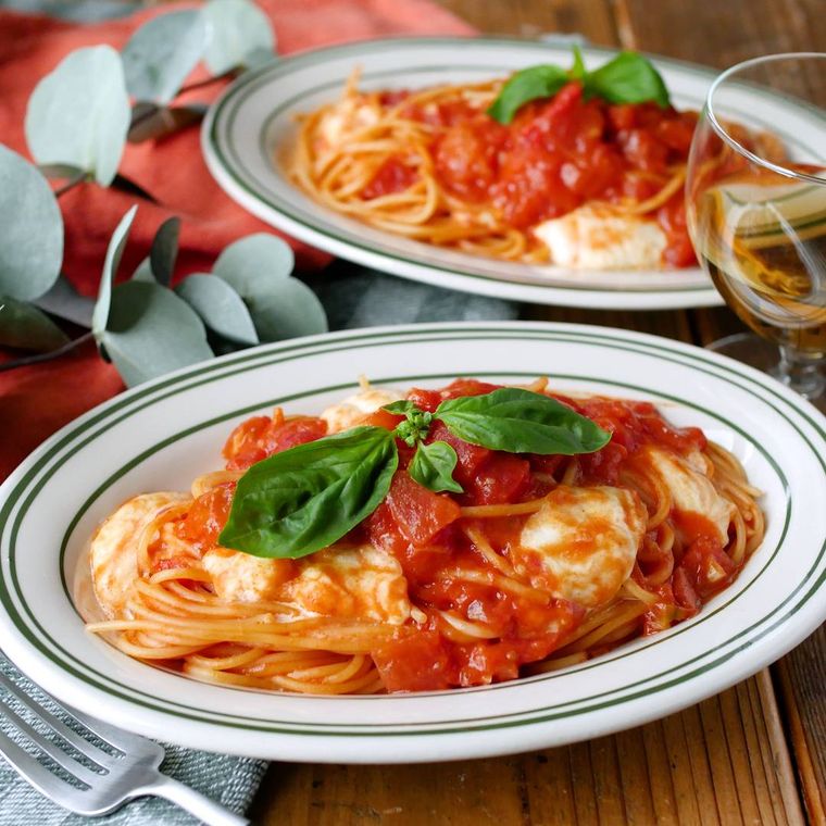 白い皿に盛り付けたモッツァレラチーズのトマトパスタ