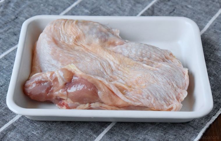 トレイに入れた鶏肉