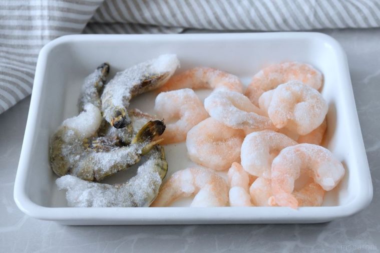 トレイにのせた冷凍えび
