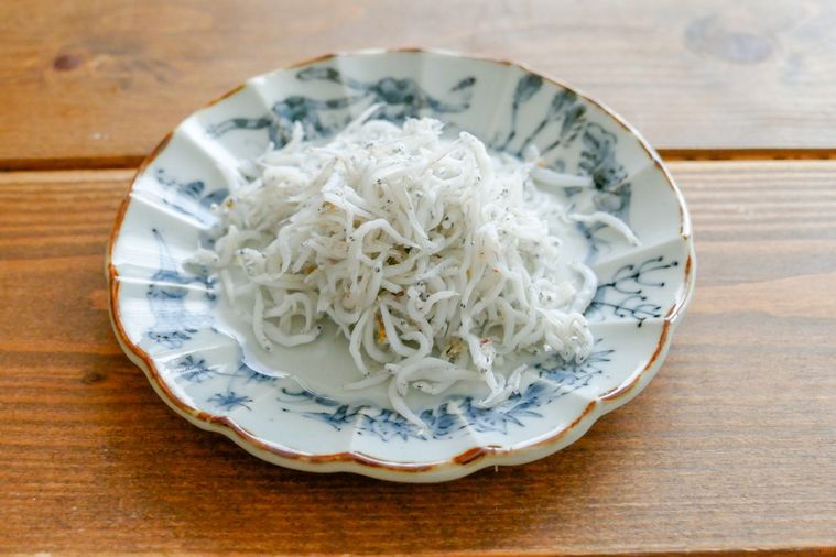 釜揚げしらすが盛られている小皿