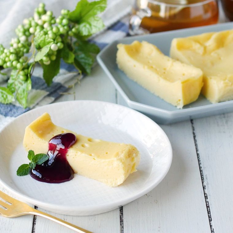 白色の丸皿に取り分けたなめらかチーズケーキ